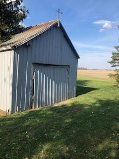 view of outdoor structure featuring a yard