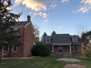 view of front facade featuring a yard