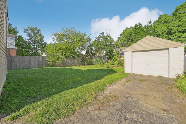 view of yard featuring an outdoor structure and a garage