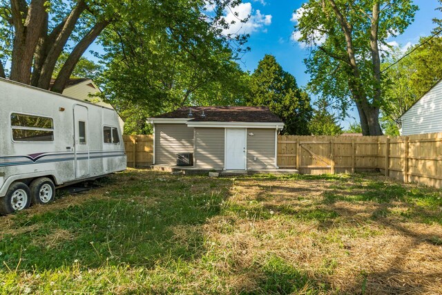 view of yard with an outdoor structure