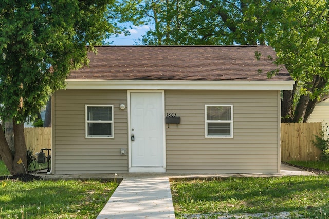 view of front of house with a front yard