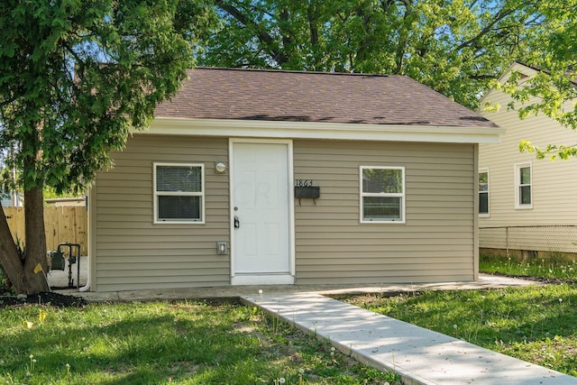 view of front of property with a front yard