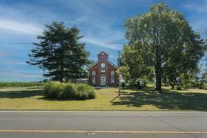 view of front of home featuring a front lawn