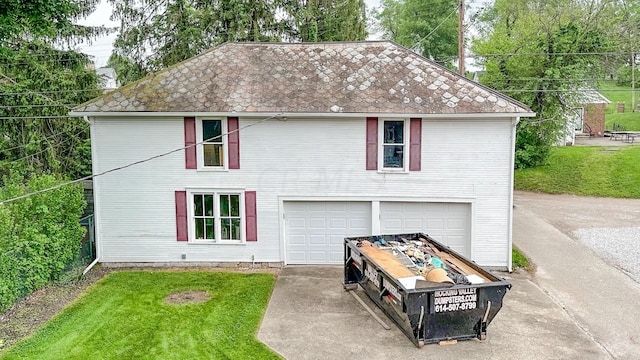 view of front facade featuring a garage and a front lawn