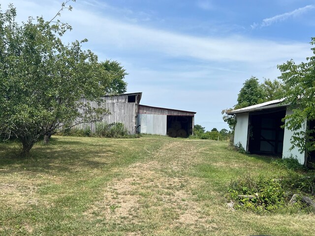 view of yard featuring an outdoor structure