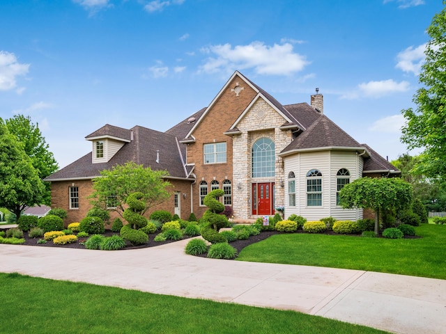 view of front of house featuring a front lawn