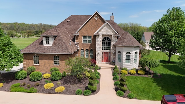 view of front of property featuring a front yard