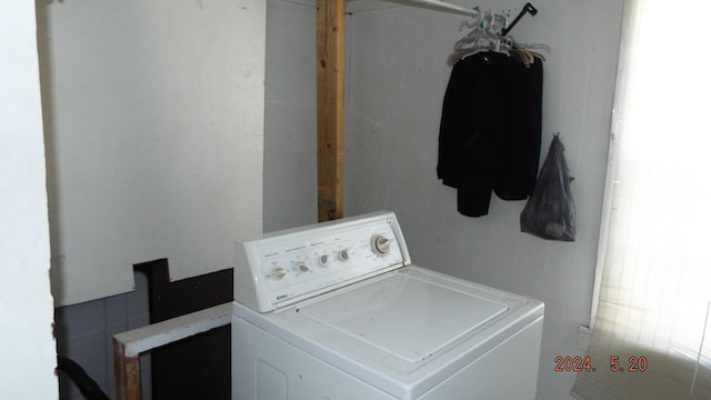 laundry room with washer / dryer