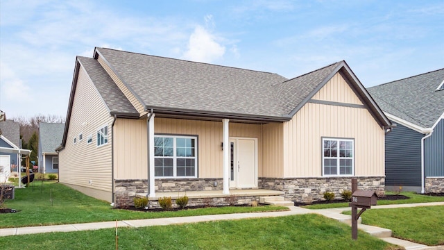 view of front of home featuring a front lawn