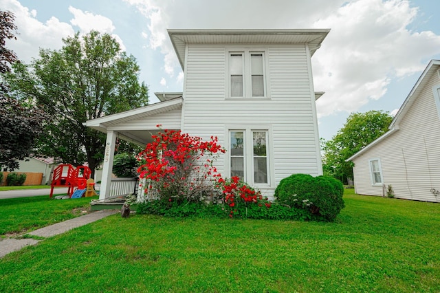 front of property featuring a front lawn