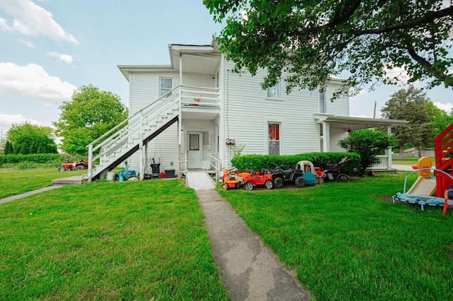 view of front facade with a front lawn