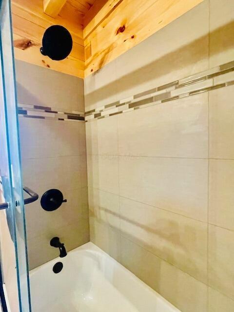 bathroom with bathtub / shower combination