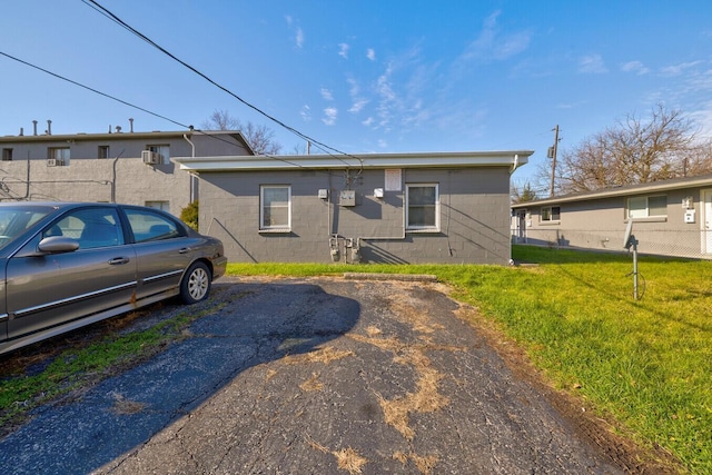 view of front of property featuring a front lawn