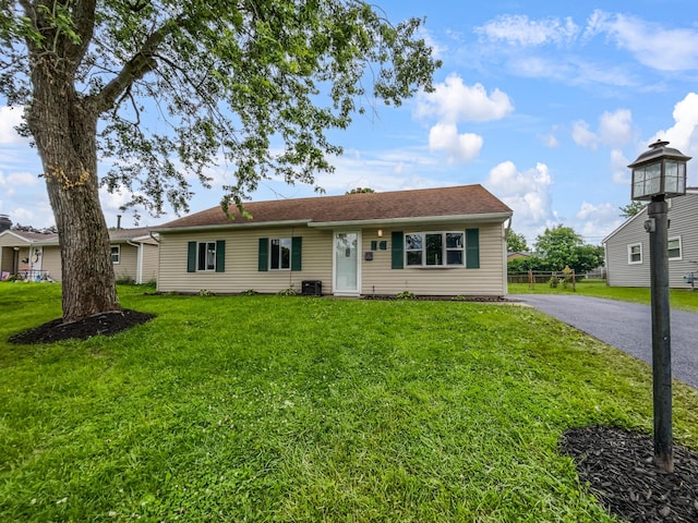 view of front of property featuring a front yard