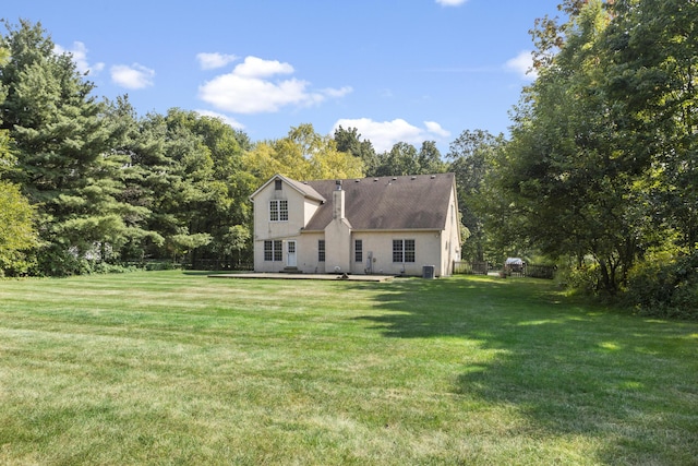 view of front of property featuring a front yard