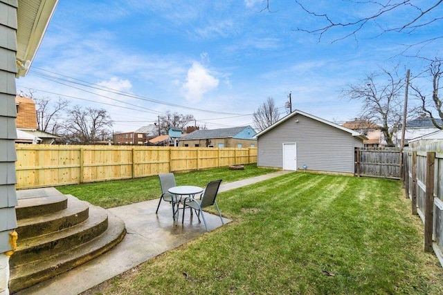 386 E Welch Ave, Columbus, OH 43207 - fenced backyard featuring a patio