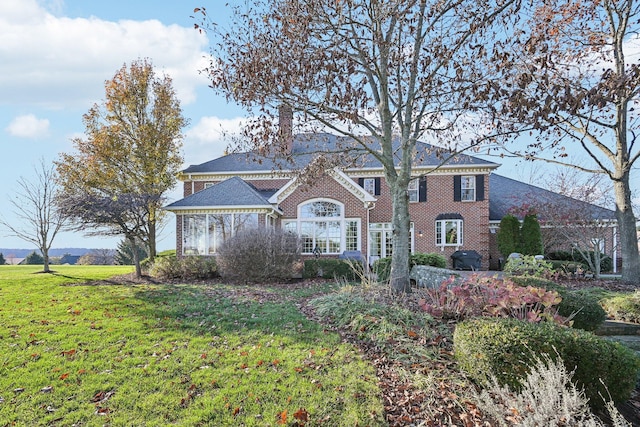 view of front facade featuring a front yard