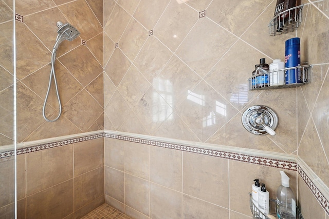 bathroom featuring a tile shower