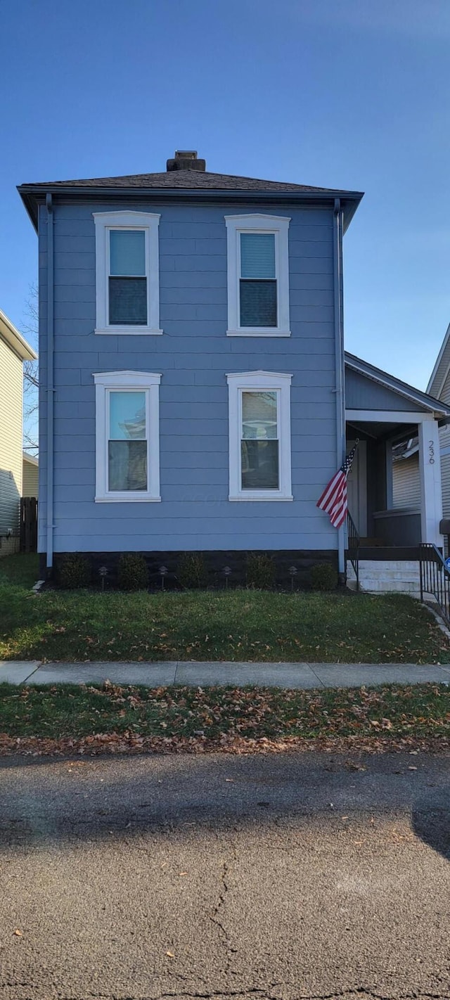 view of side of property featuring a lawn