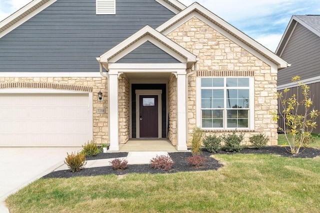 craftsman house featuring a garage and a front lawn