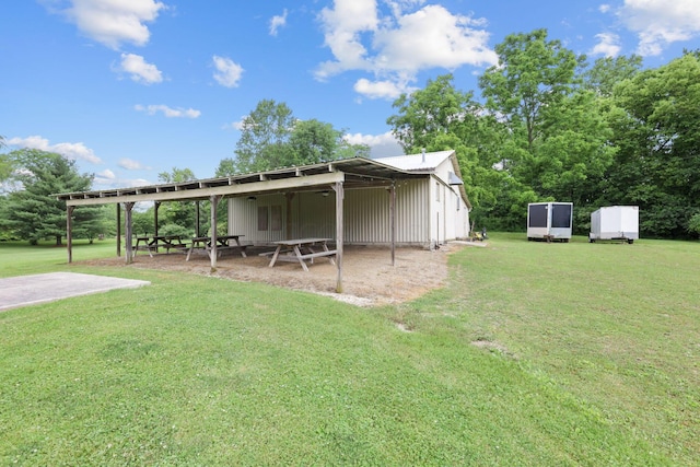 view of yard with an outbuilding