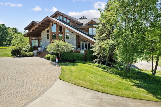 view of front of property featuring a front yard