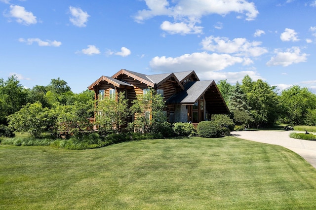 cabin featuring a front yard