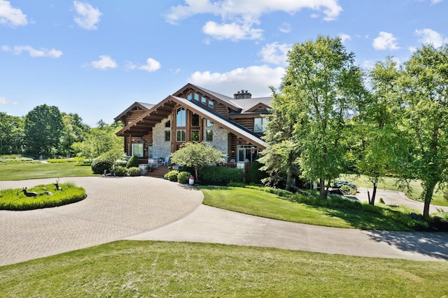 view of front facade featuring a front lawn