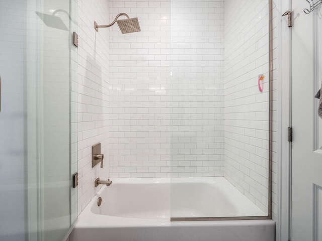 bathroom with tiled shower / bath