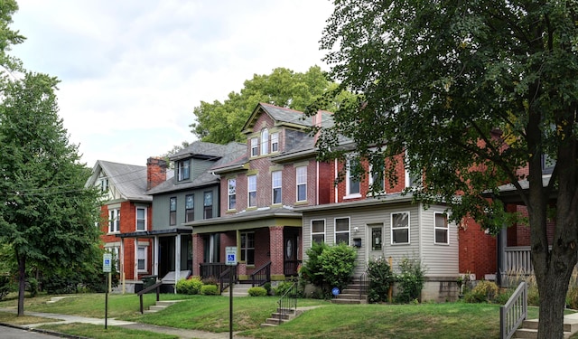 view of front of home with a front lawn