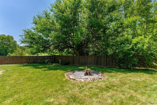 view of yard featuring a fire pit