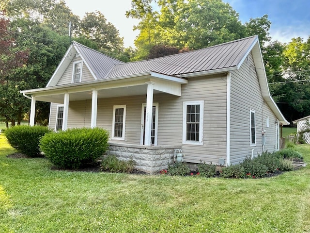 view of front of home featuring covered porch and a front lawn