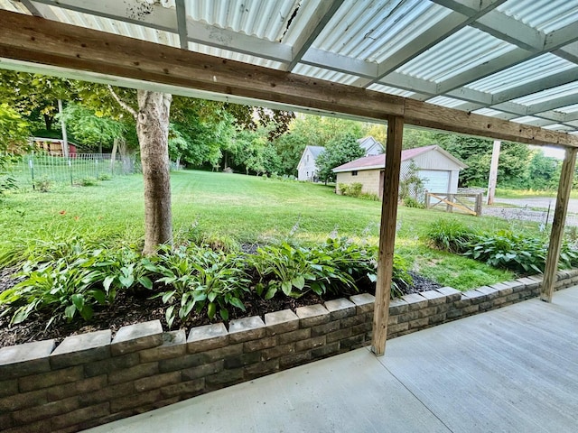 view of yard with an outbuilding