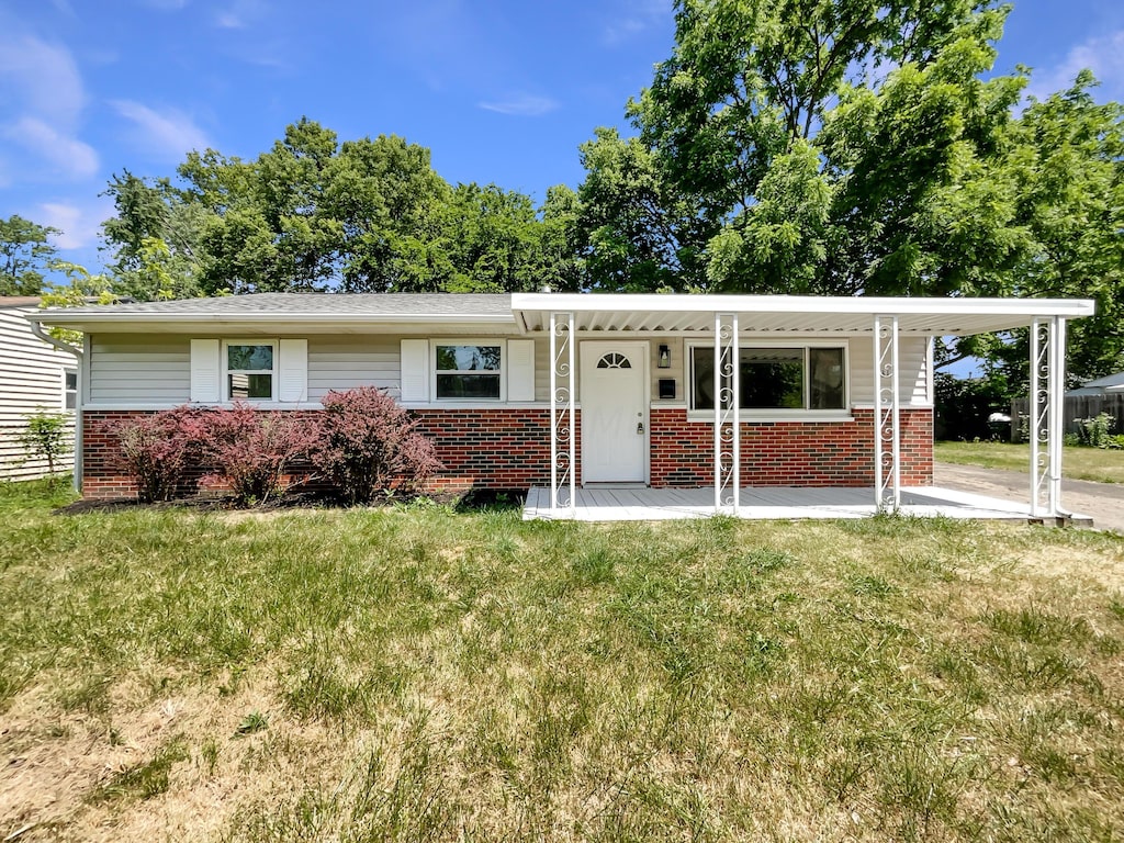 ranch-style home featuring a front lawn