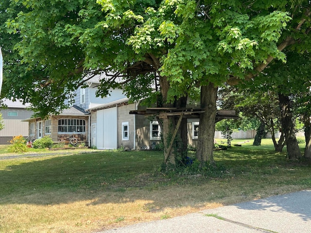 view of front of house featuring a front lawn