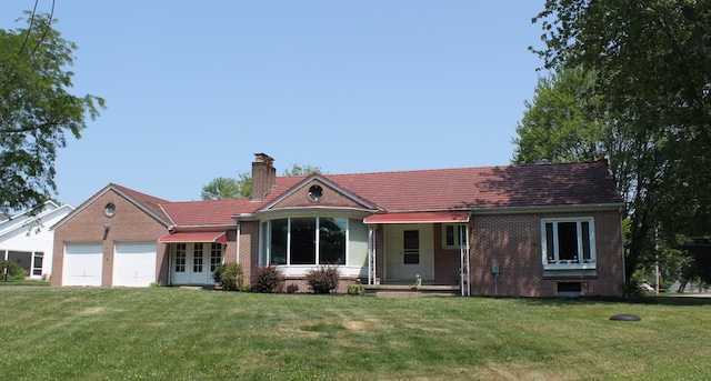 view of front of home featuring a front yard and a garage