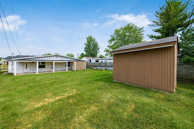 view of yard featuring a storage shed