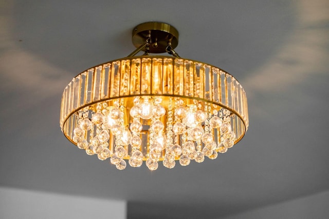 room details featuring a chandelier