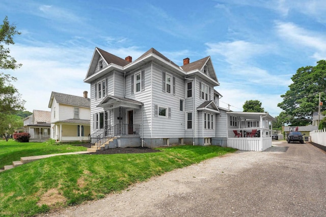 view of front facade with a front lawn