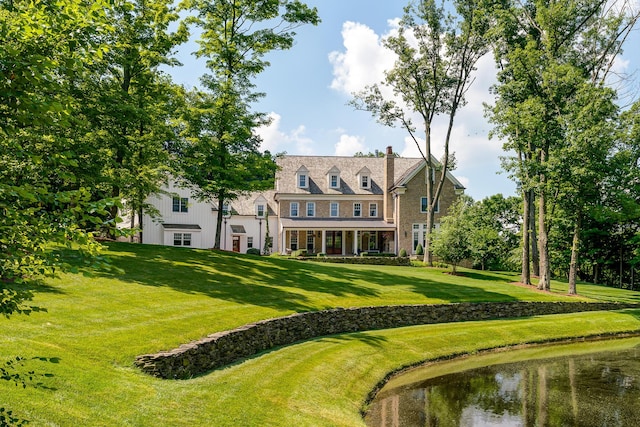 view of front facade featuring a front lawn