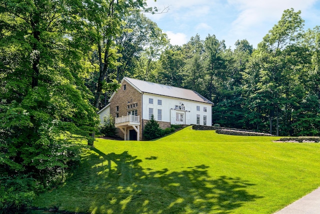 view of front of house featuring a front yard