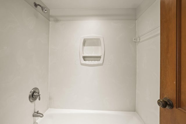 bathroom with tub / shower combination