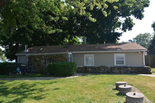 single story home with a front lawn