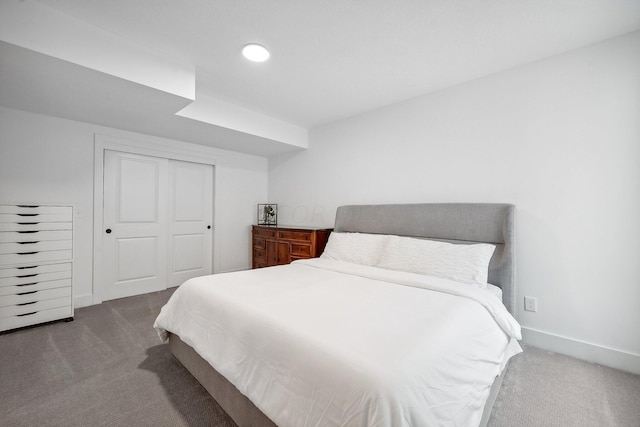 carpeted bedroom featuring baseboards, a closet, and recessed lighting