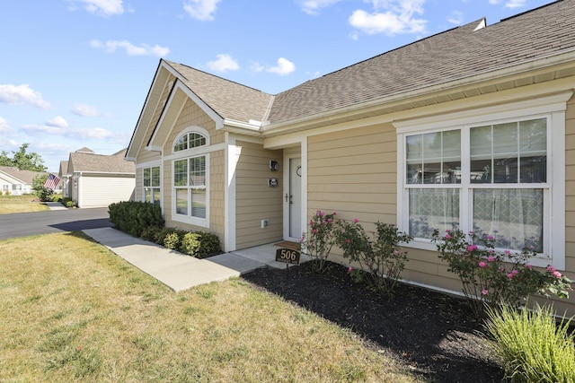 view of front of home featuring a front lawn