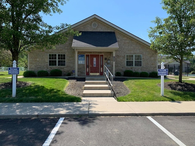 view of front facade featuring a front lawn