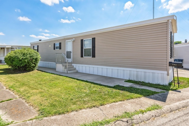 view of front of home featuring a front yard