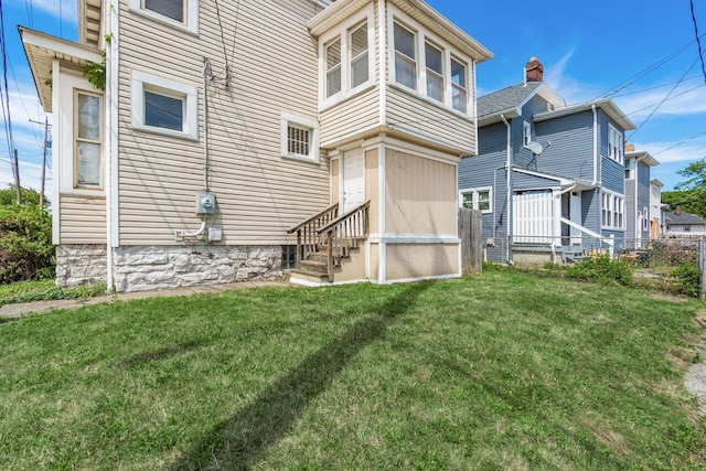 back of house featuring a yard