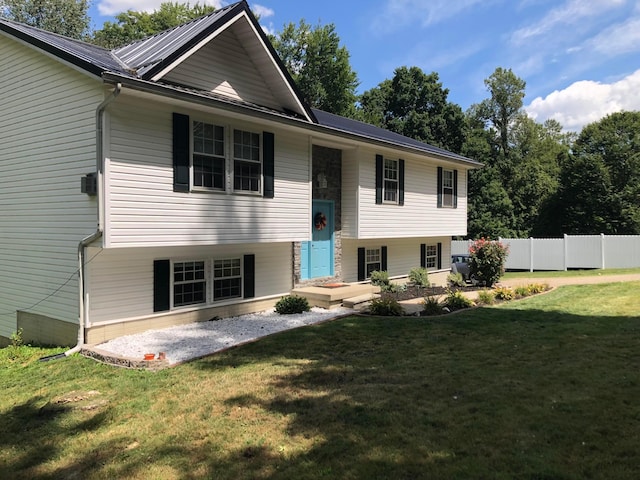 split foyer home featuring a front yard