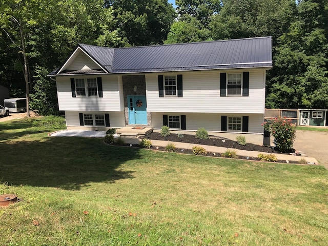 split foyer home featuring a front lawn